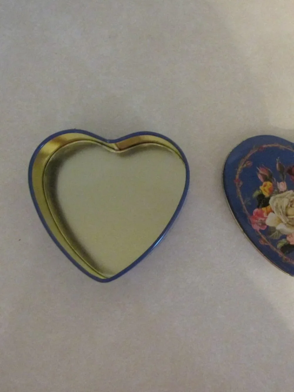 TIN CONTAINER BLUE HEART SHAPE with FLORAL ROSES LID TRINKET BOX GRANNYCORE VICT